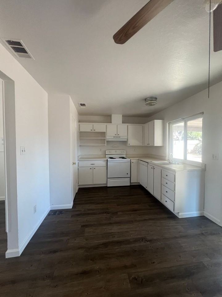 5700 Seyferth Way - Photo 6 of 16