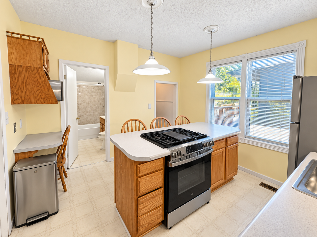 1145 Beech St - Photo 2 of 12