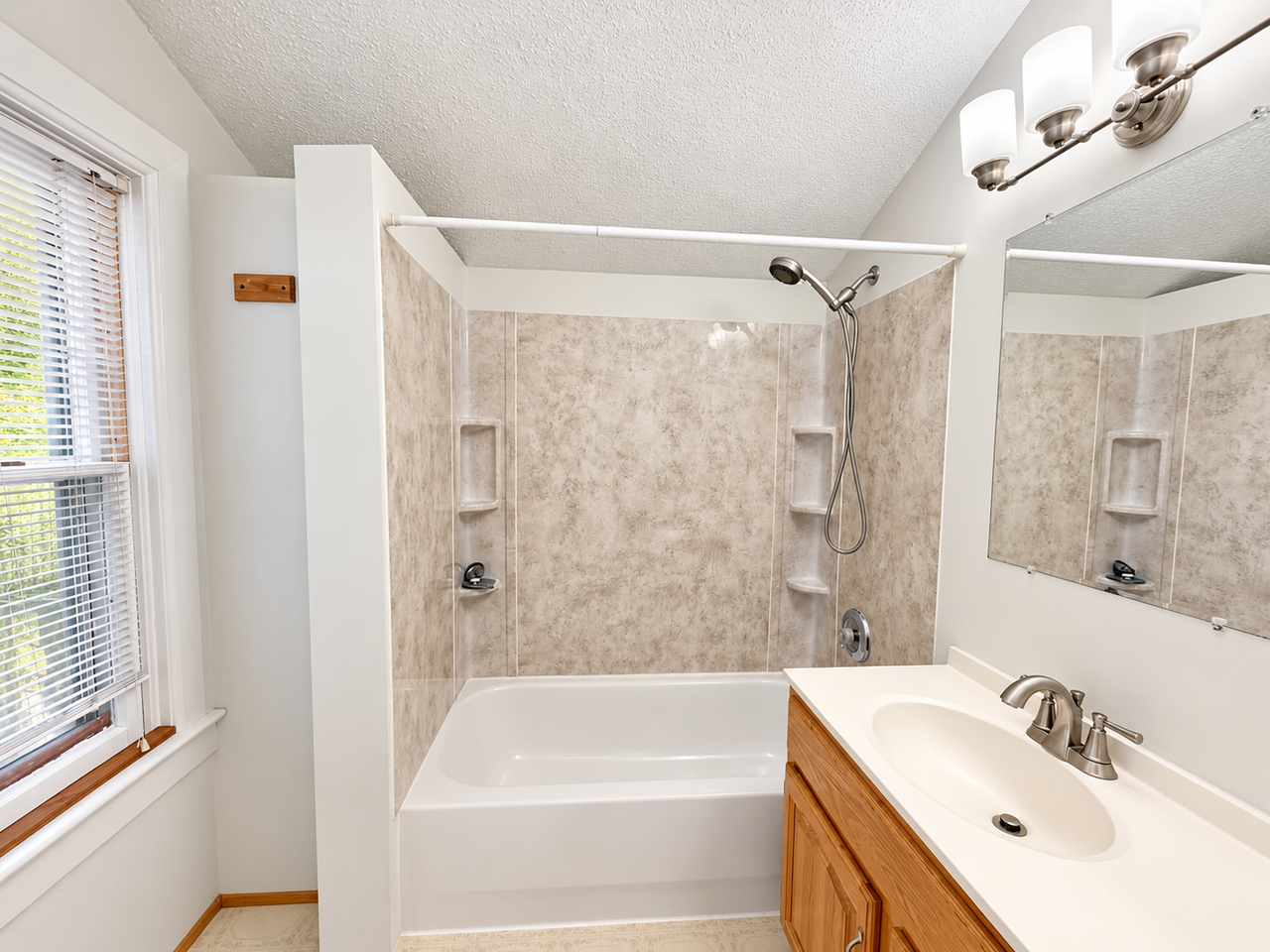 1145 Beech St - Photo 5 of 12