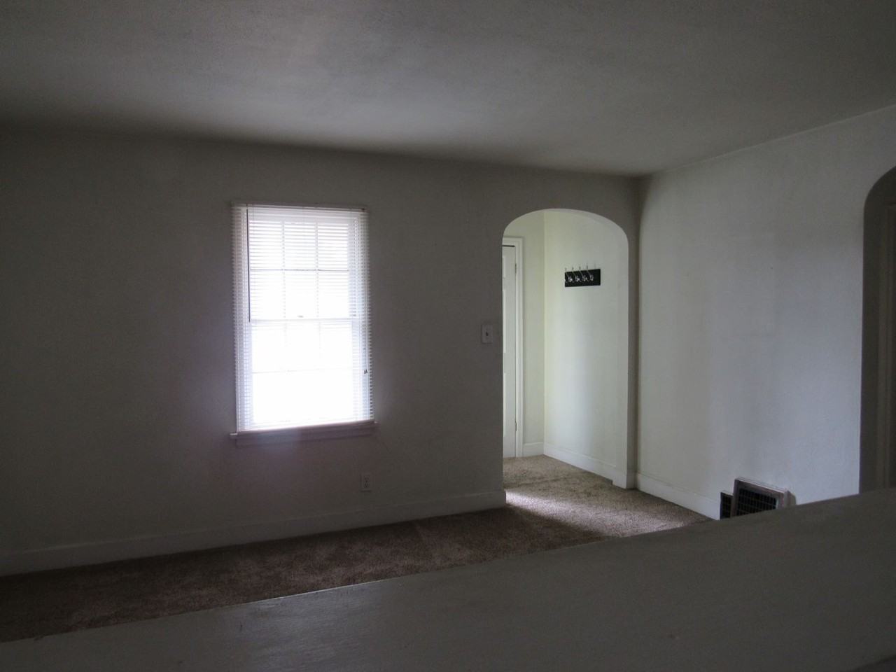 162 S Beverly St - Photo 3 of 11