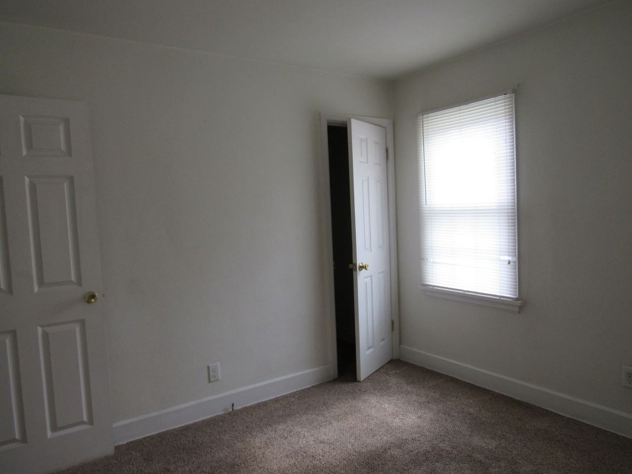 162 S Beverly St - Photo 5 of 11