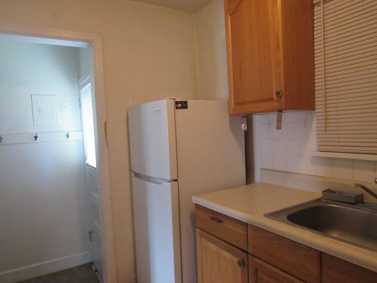 162 S Beverly St - Photo 7 of 11