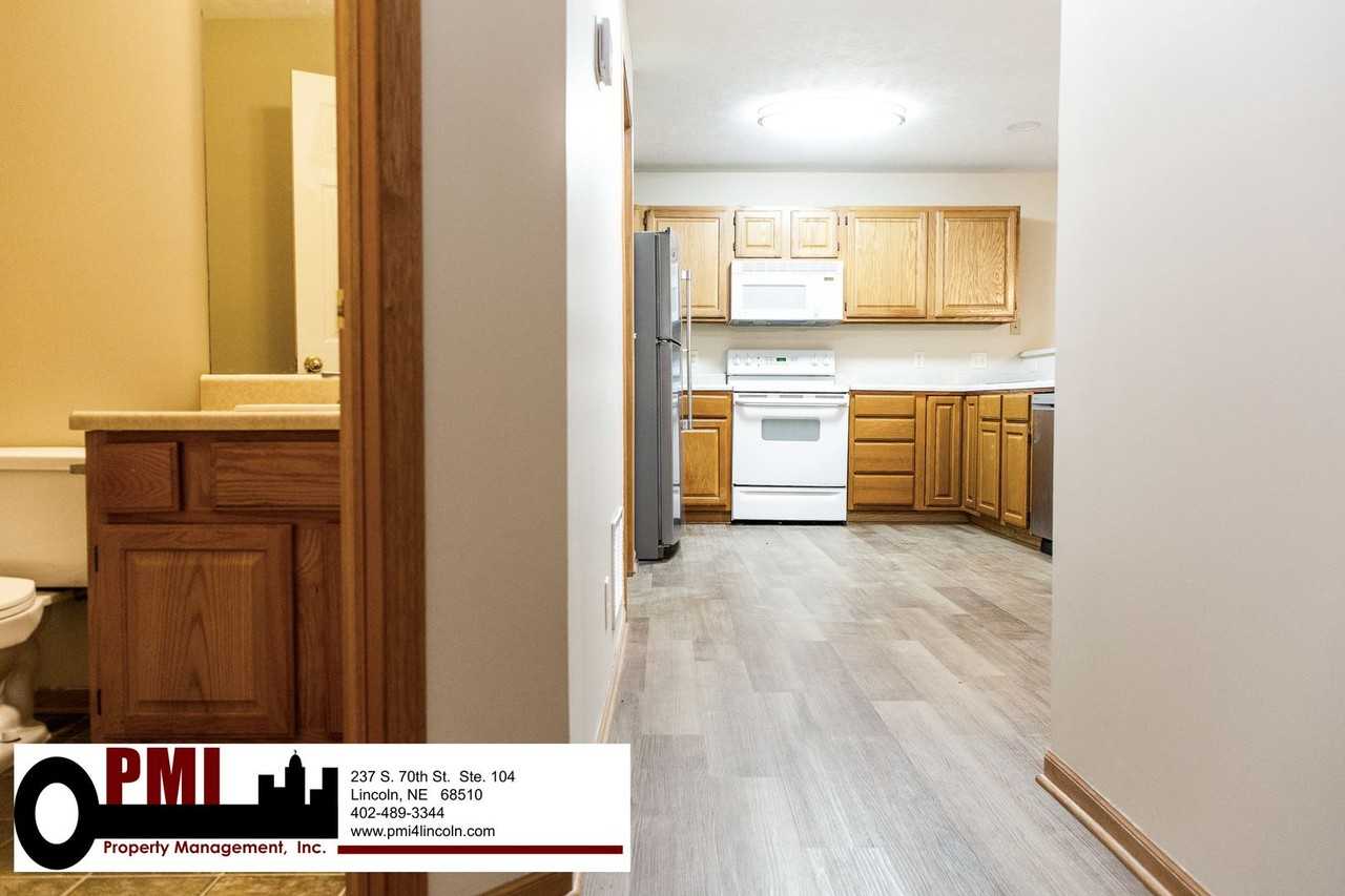 6843 S 89th St - Photo 7 of 50
