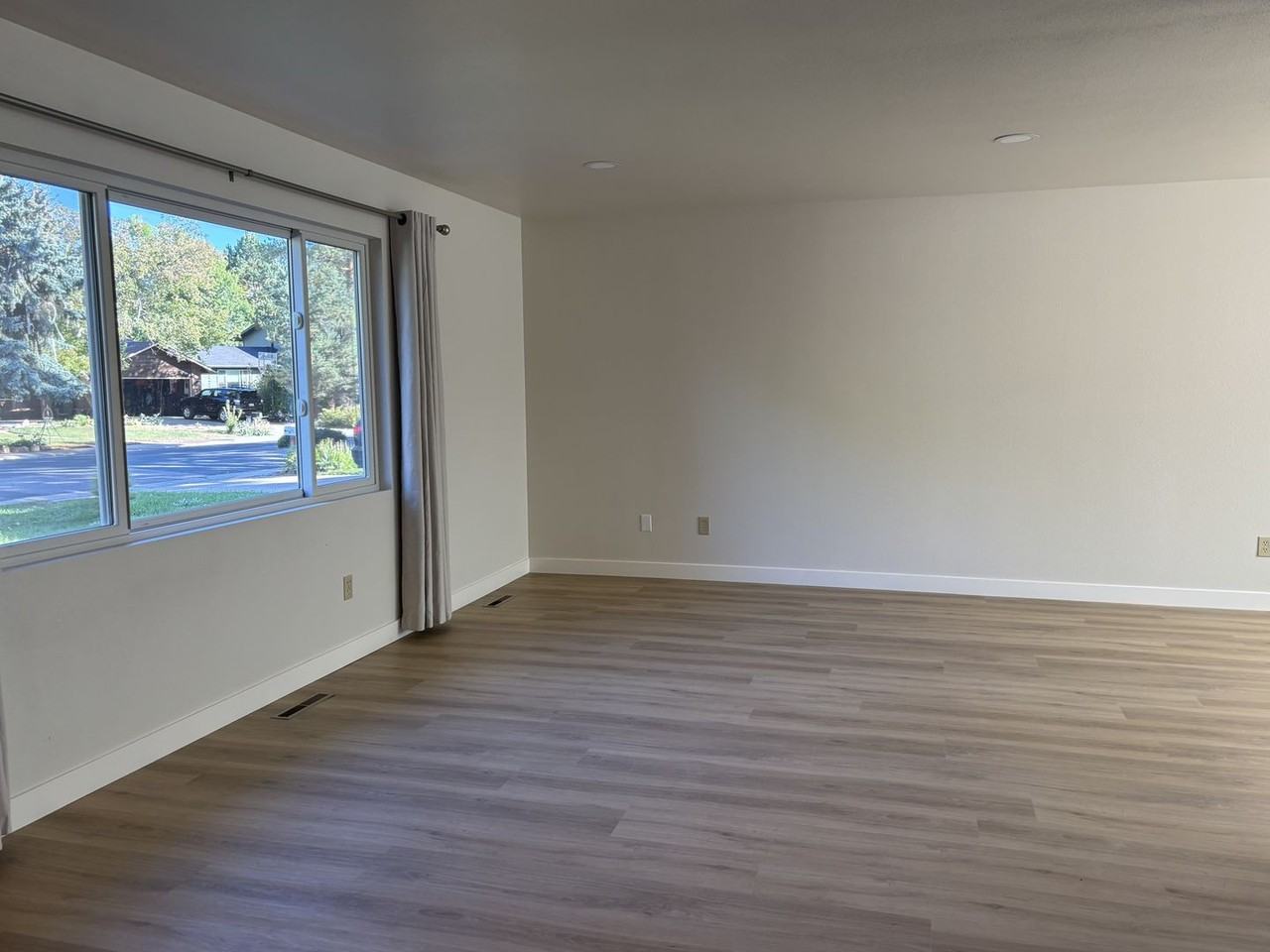 1425 Lakeshore Dr - Photo 2 of 16