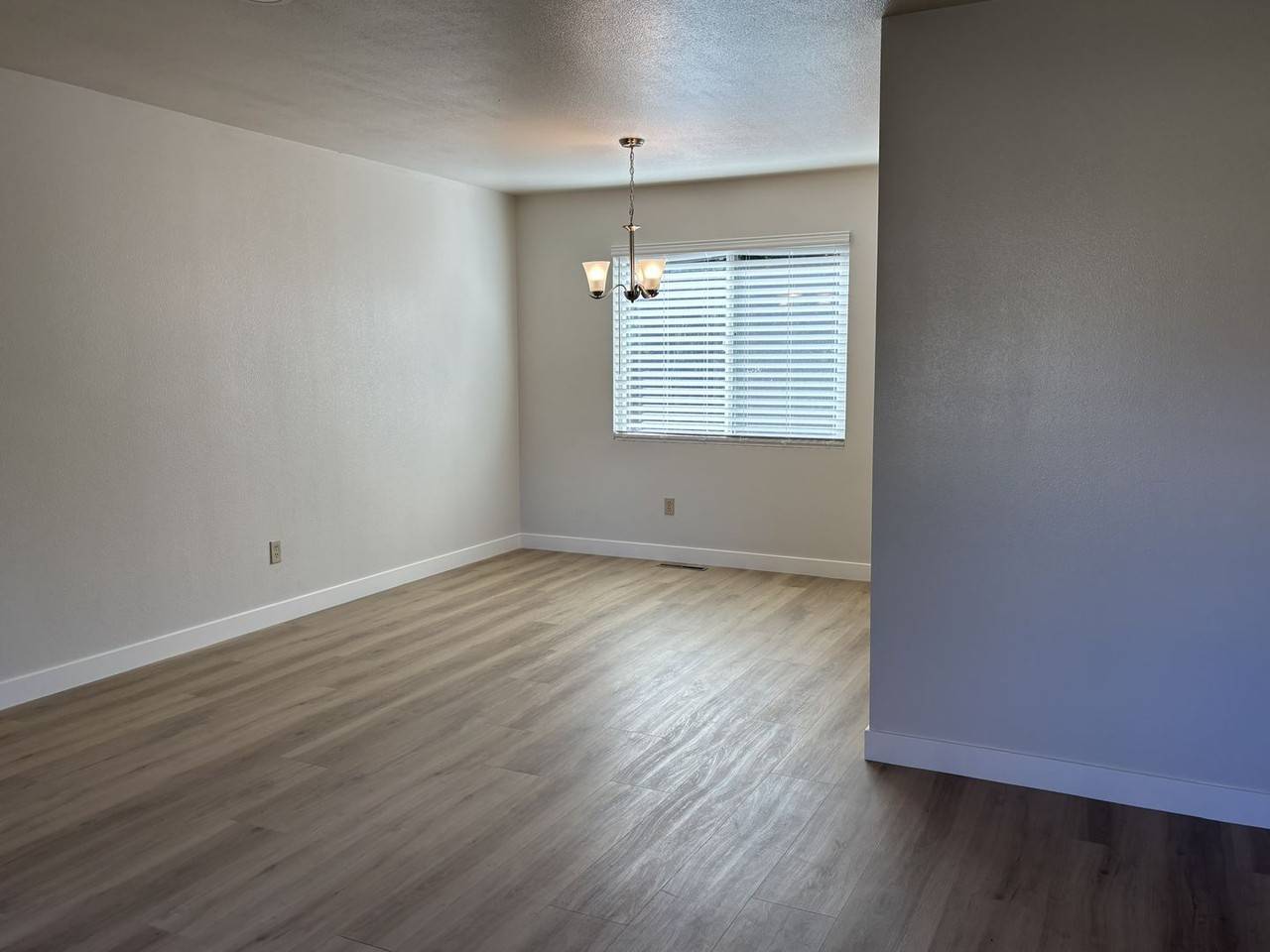 1425 Lakeshore Dr - Photo 3 of 16