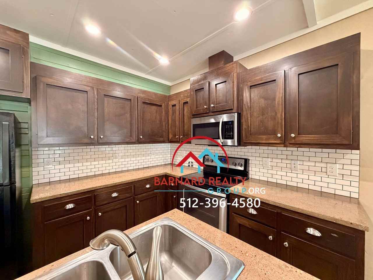 1011 Allen St - Photo 5 of 16