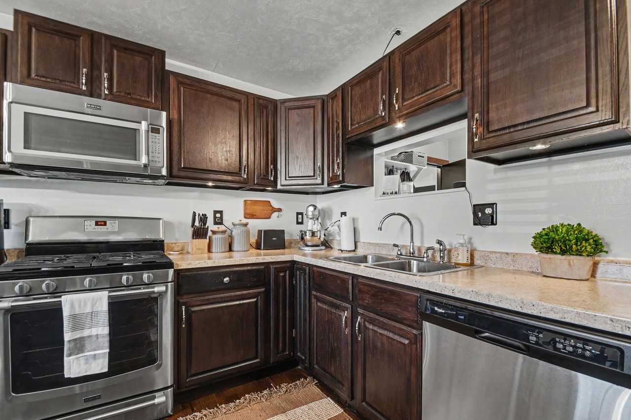 9285 E Sleepy Hollow Pkwy - Photo 3 of 26