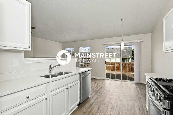 1910 Towne Park Dr - Photo 5 of 19