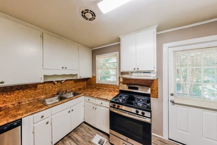 100 Nottingham Ct - Photo 4 of 10