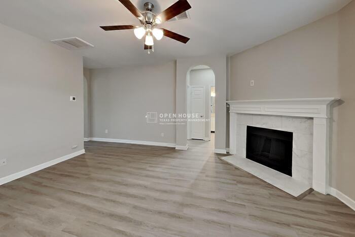 1621 Churchill Ln - Photo 5 of 26