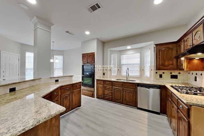 1621 Churchill Ln - Photo 7 of 26