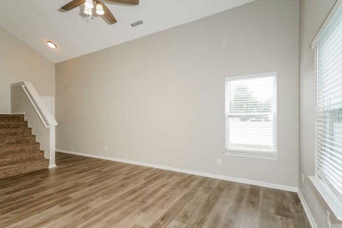 1298 Freemont Ln - Photo 5 of 17