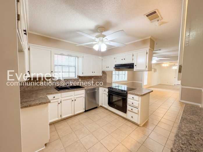 1712 Shumate Dr - Photo 4 of 28