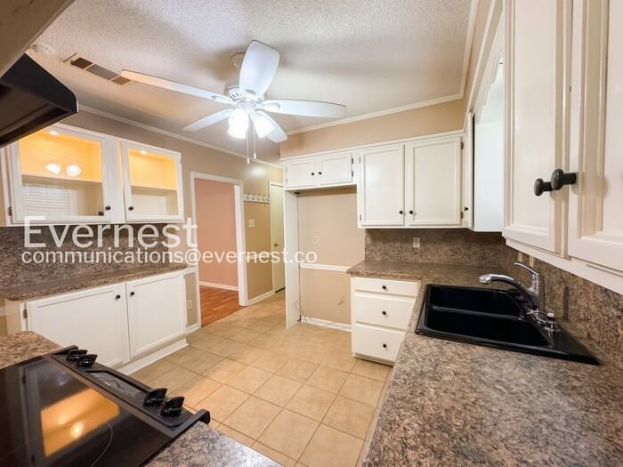 1712 Shumate Dr - Photo 5 of 28