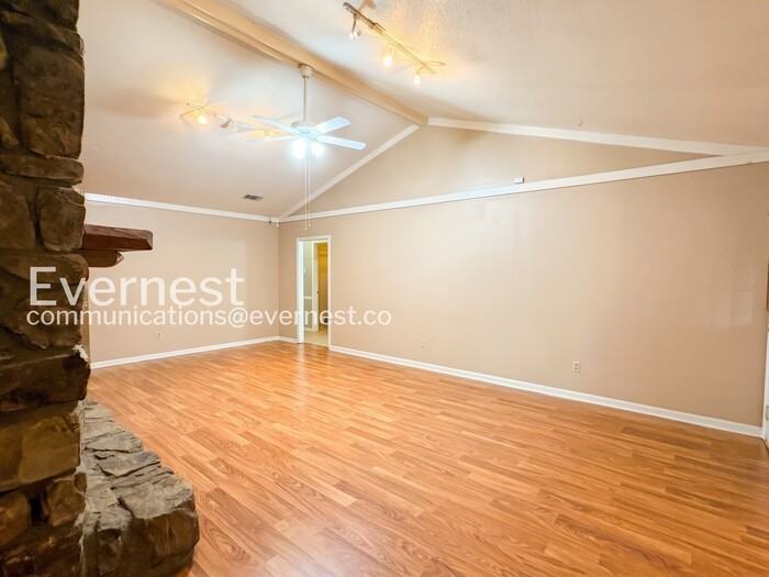 1712 Shumate Dr - Photo 6 of 28