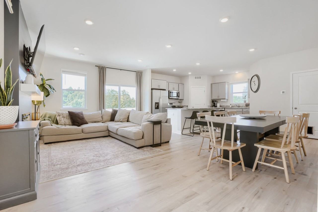 12718 Erskin St Ne #NA - Photo 2 of 17