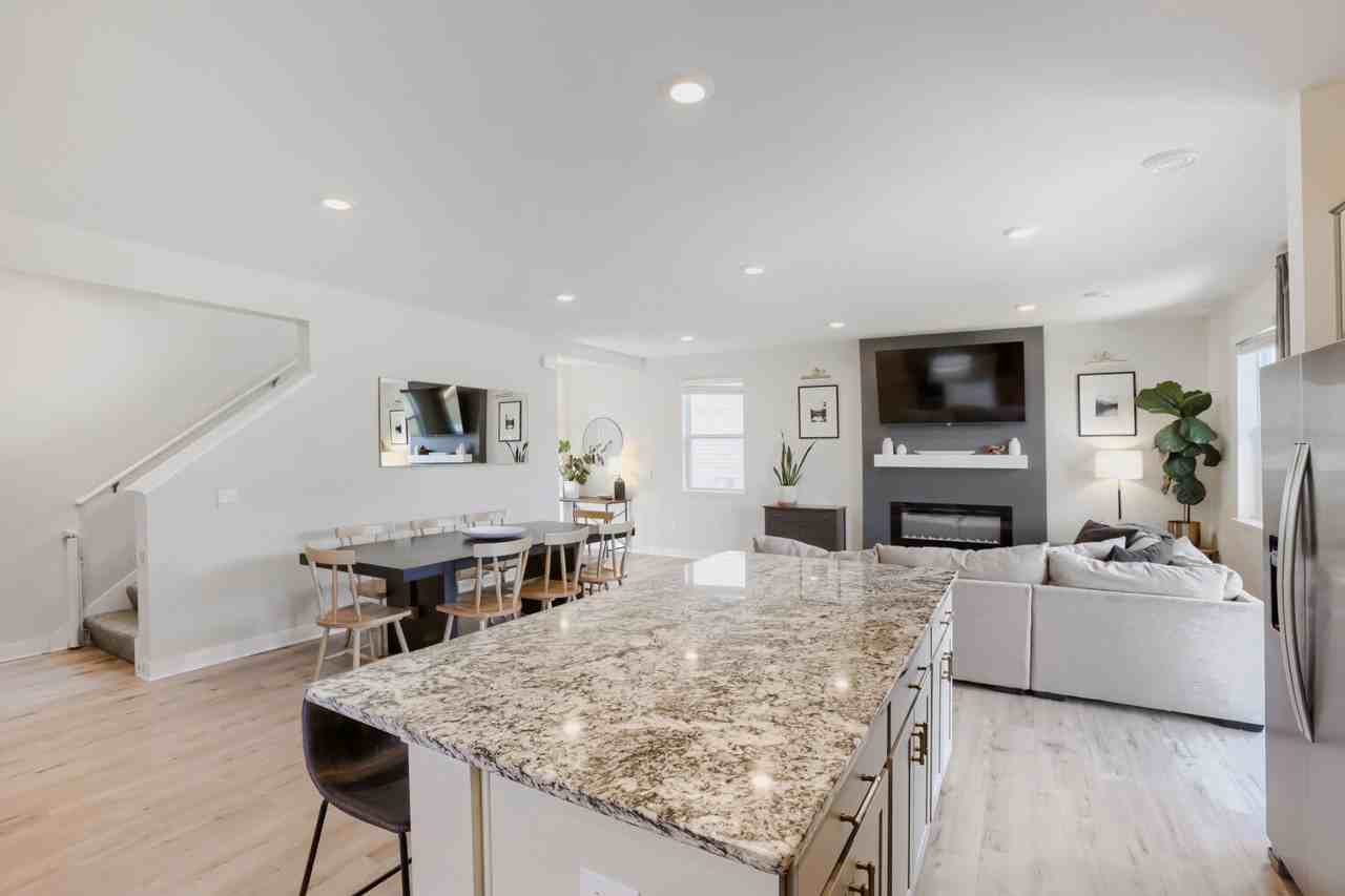 12718 Erskin St Ne #NA - Photo 3 of 17