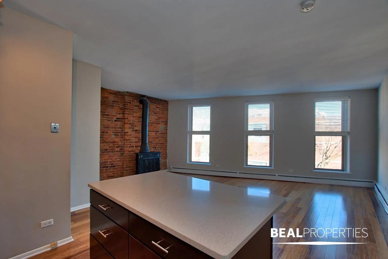 2214 N Clark St - Photo 3 of 8