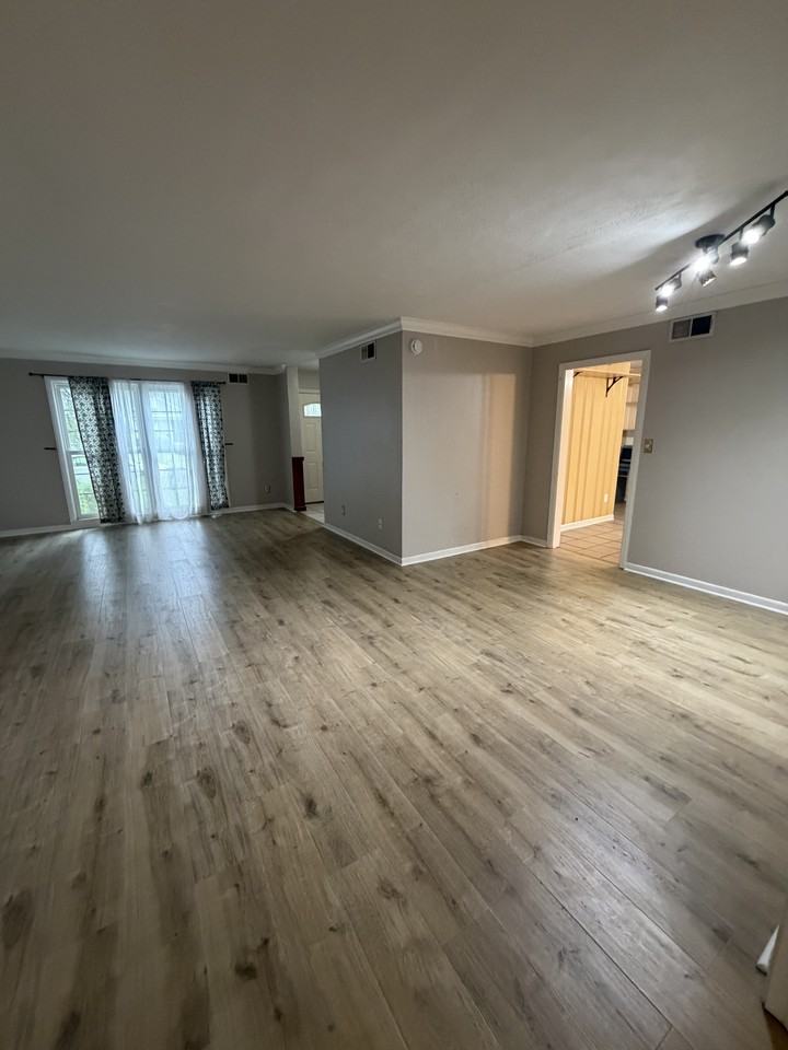 1425 E 52nd St #1 - Photo 3 of 24