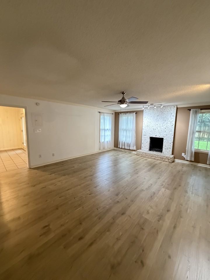 1425 E 52nd St #1 - Photo 4 of 24