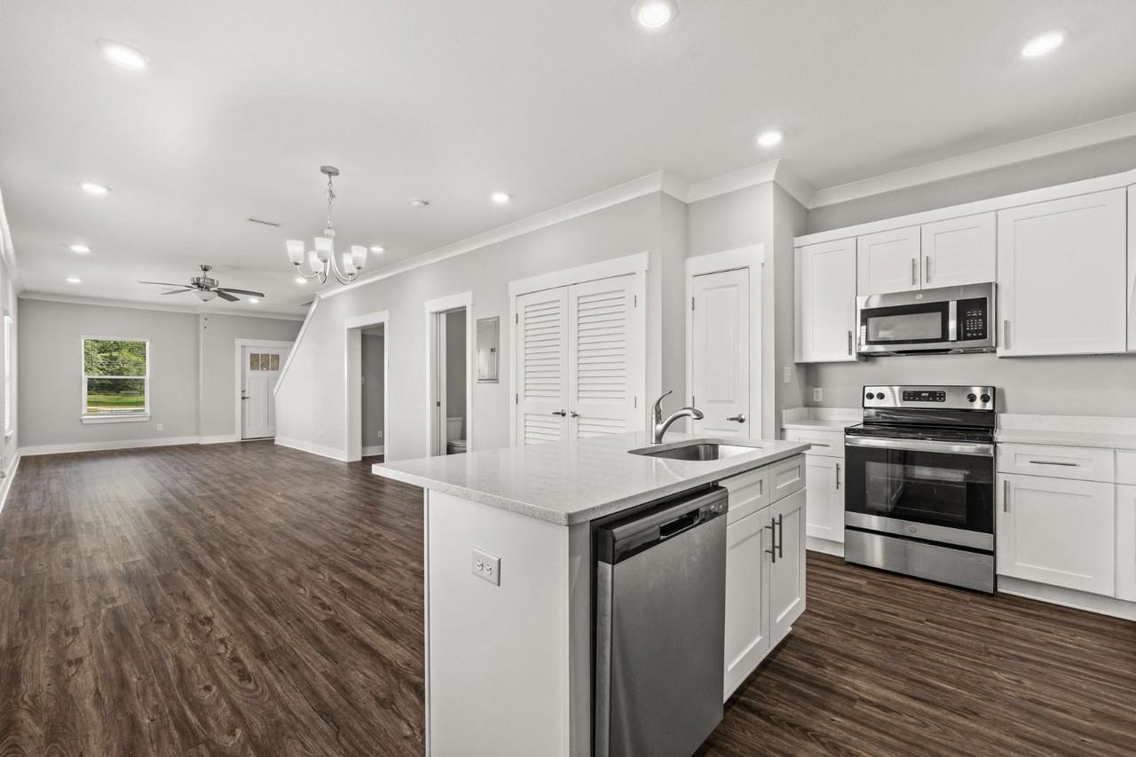 136 Date Palm Ln - Photo 2 of 11