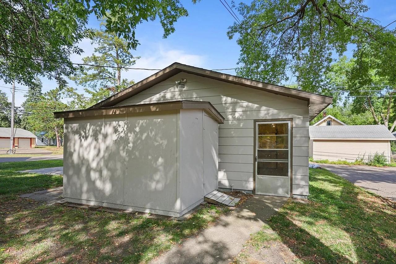 226 3rd Avenue NE - Photo 4 of 6