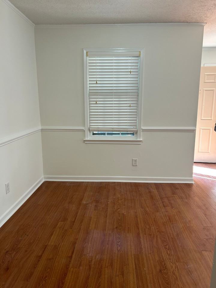 32 Oakwood Dr #1 - Photo 2 of 11