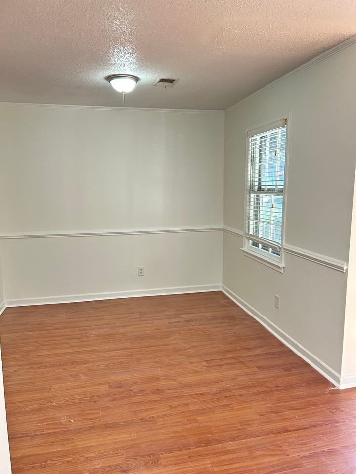 32 Oakwood Dr #1 - Photo 3 of 11