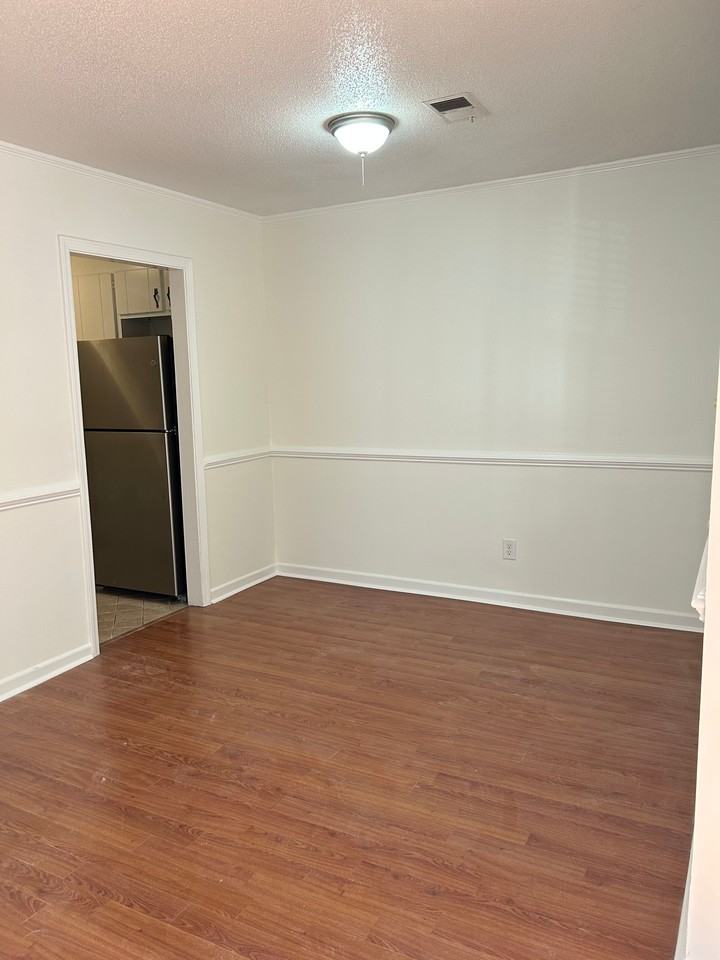 32 Oakwood Dr #1 - Photo 4 of 11