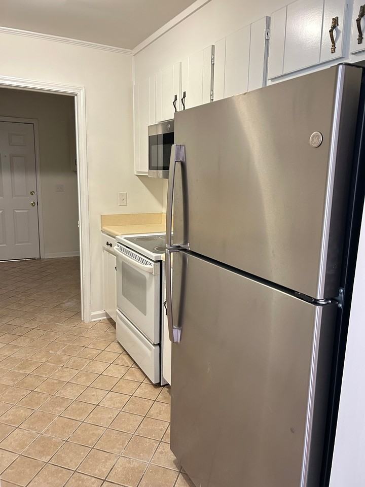 32 Oakwood Dr #1 - Photo 5 of 11