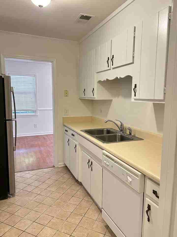 32 Oakwood Dr #1 - Photo 6 of 11