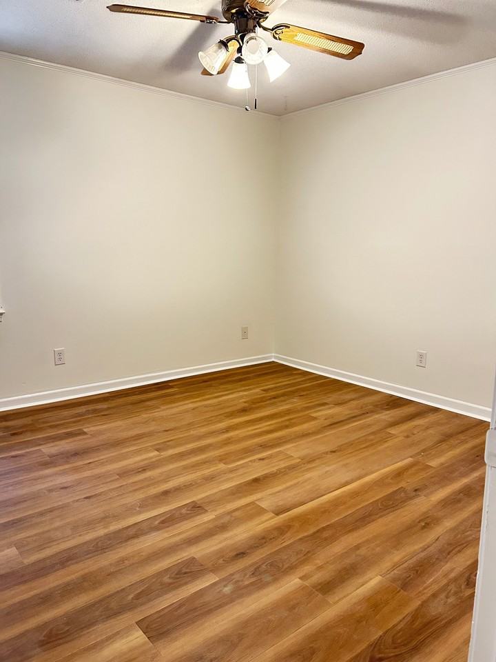 32 Oakwood Dr #1 - Photo 7 of 11