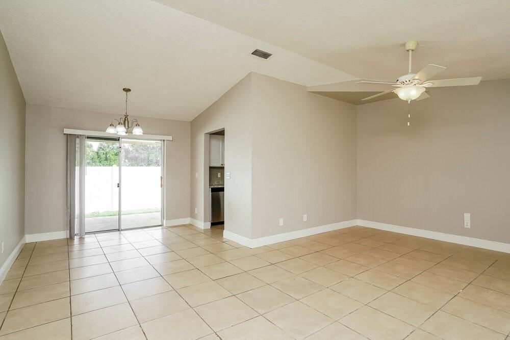 1085 Ridgeway Dr - Photo 3 of 17