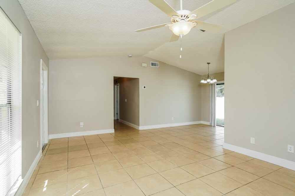 1085 Ridgeway Dr - Photo 4 of 17