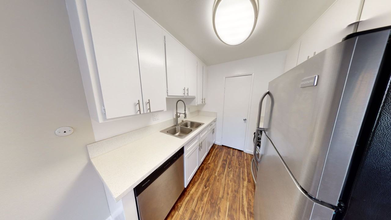 Royal Terrace Apartments - Photo 6 of 20
