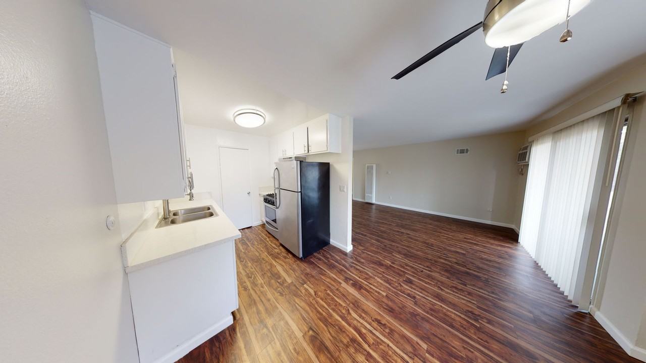Royal Terrace Apartments - Photo 7 of 20
