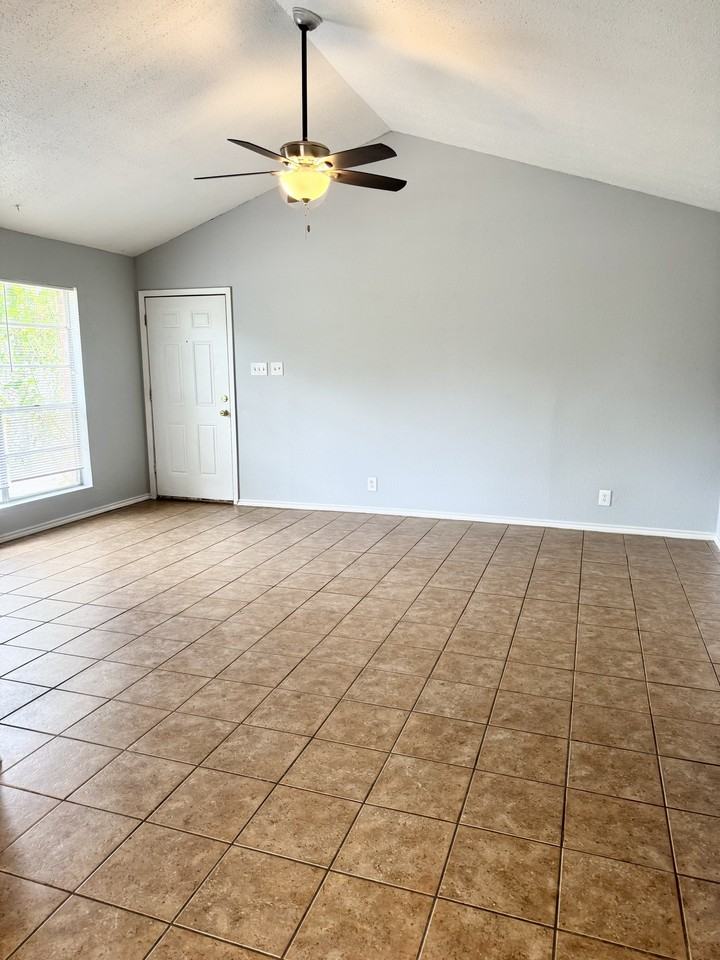 105 Cockerham St #B - Photo 3 of 17