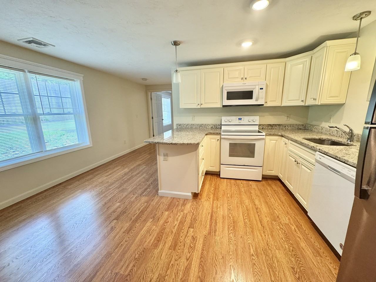 31 Caroline St #15 - Photo 4 of 19