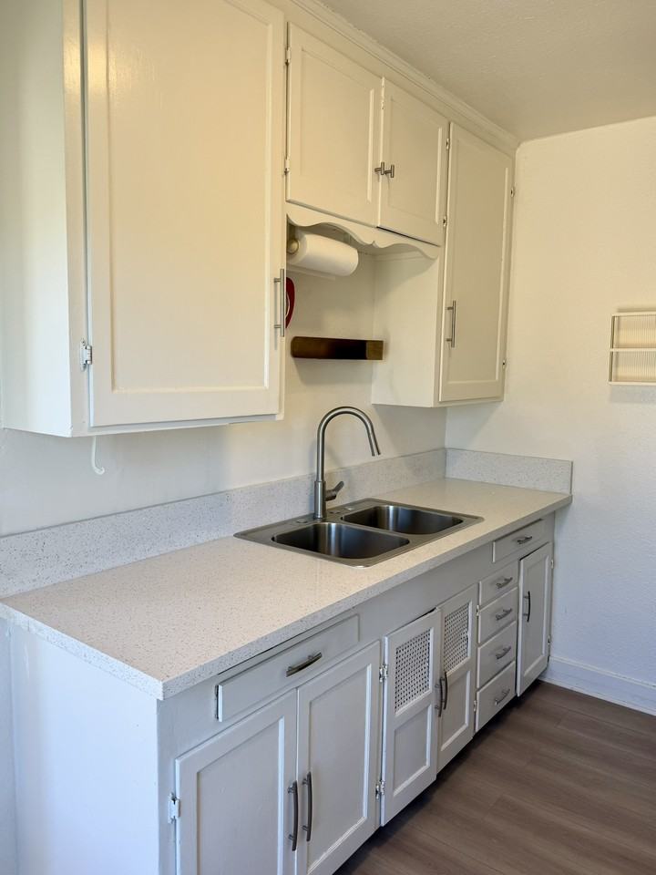424 E 1st St #1 - Photo 5 of 19