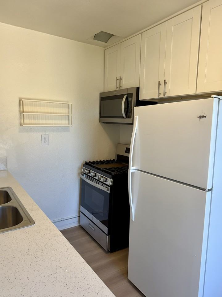 424 E 1st St #1 - Photo 6 of 19