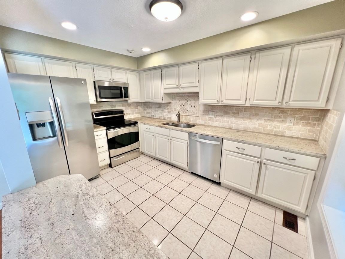 302 Foxwood Cir #302 - Photo 3 of 30