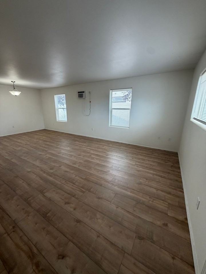 225 223/225 K St NE  - 225 K St NE - Photo 4 of 12