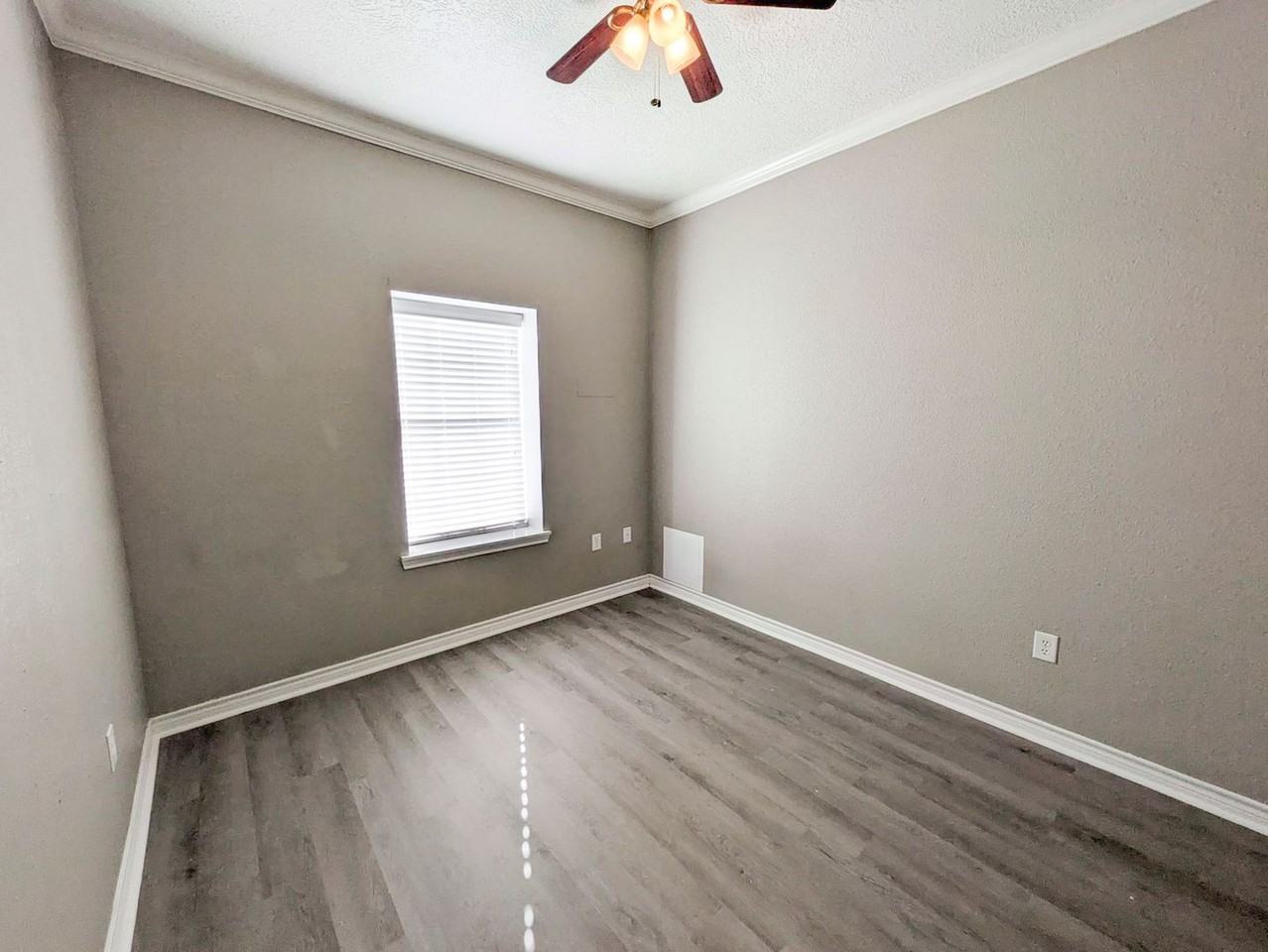 8845 Anna Ln - Photo 3 of 20