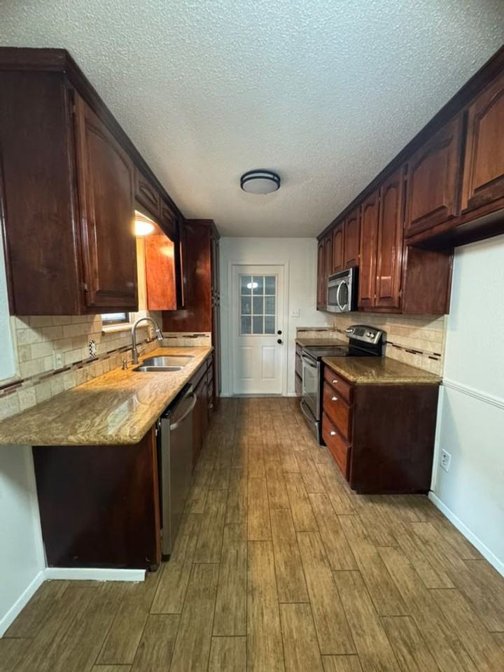 2102 Woodoak Dr - Photo 2 of 12