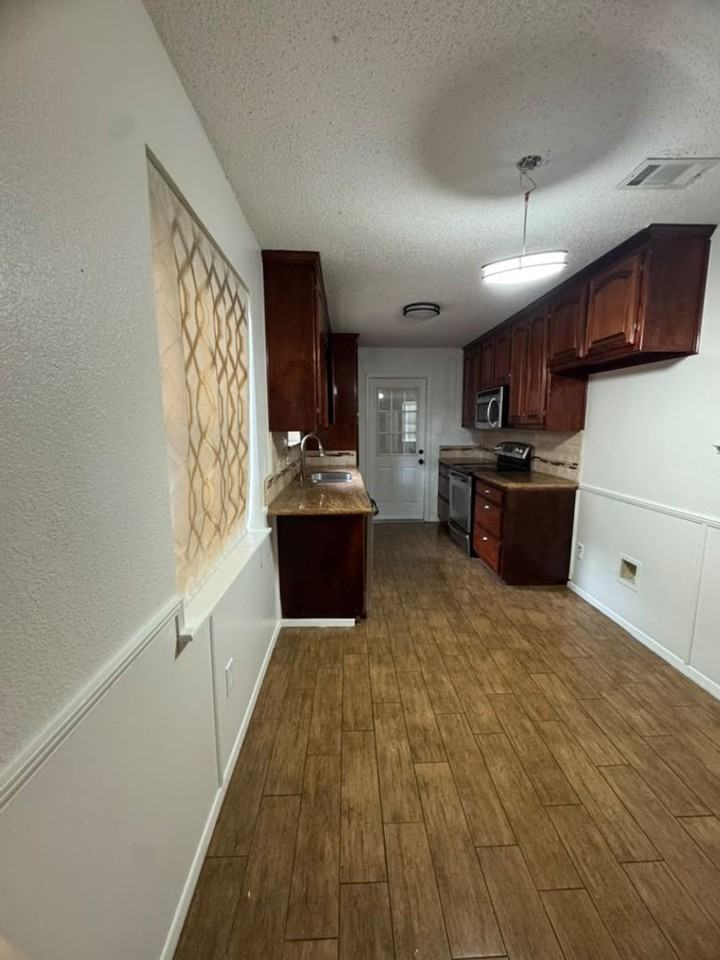 2102 Woodoak Dr - Photo 3 of 12