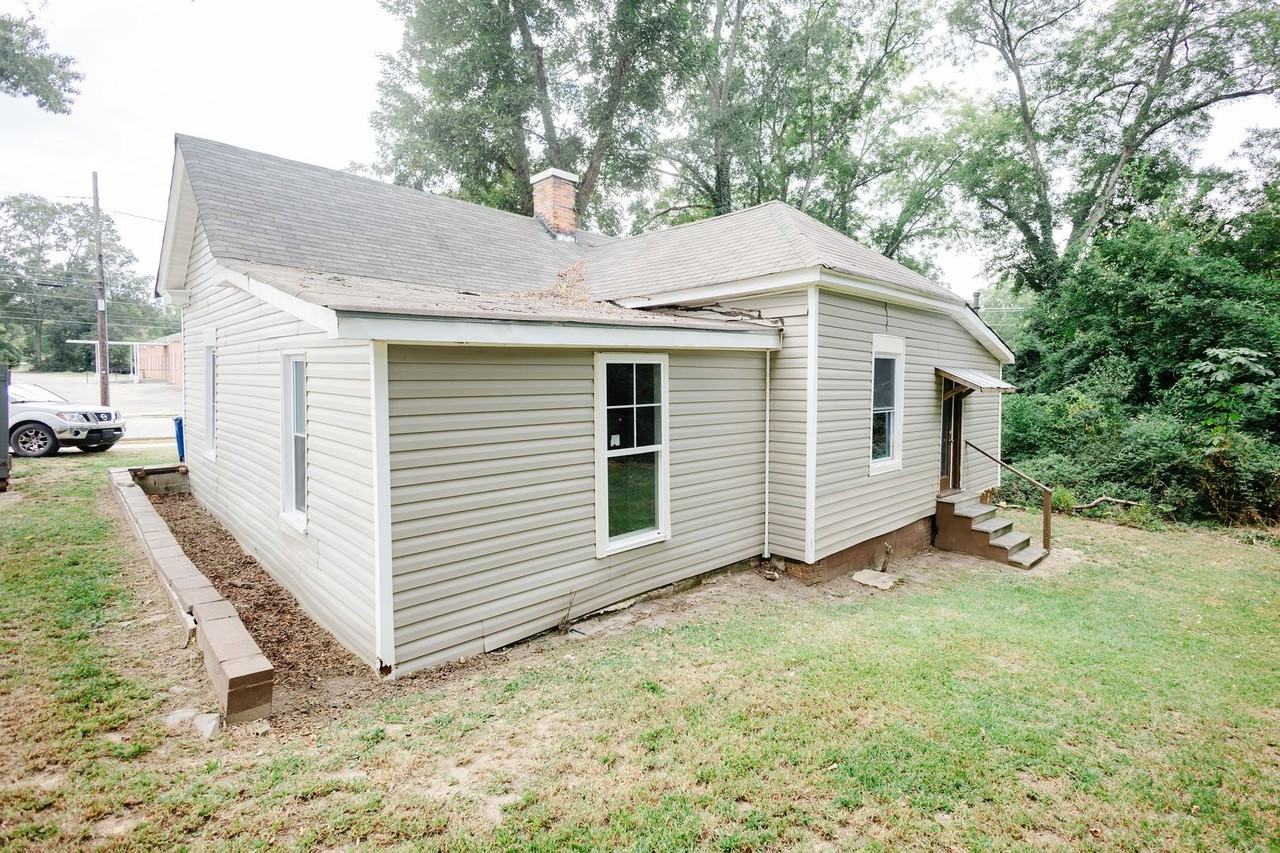 723 W Broad St - Photo 6 of 47
