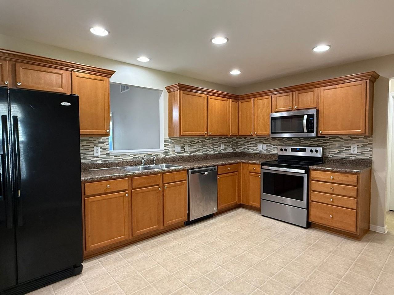 15519 Old Pond Cir - Photo 2 of 21
