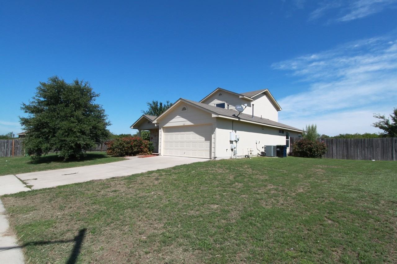 122 Bayliss St - Photo 2 of 32