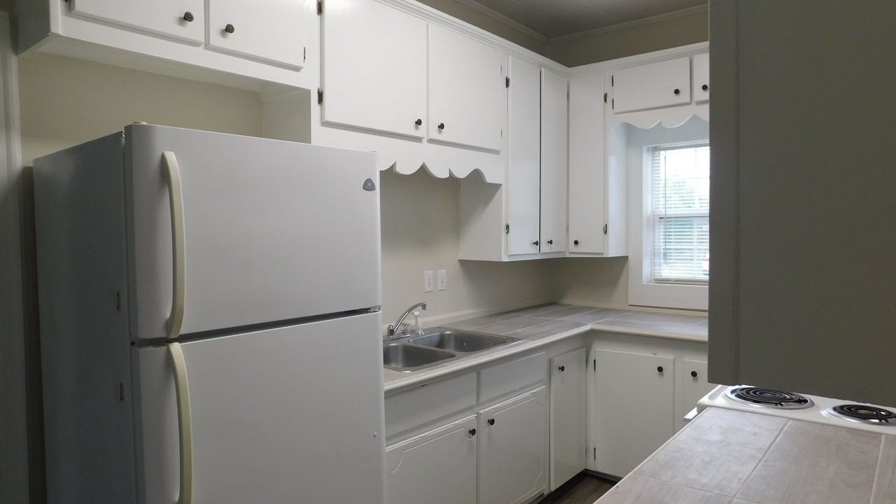 415 E Mckinnon St - Photo 4 of 9