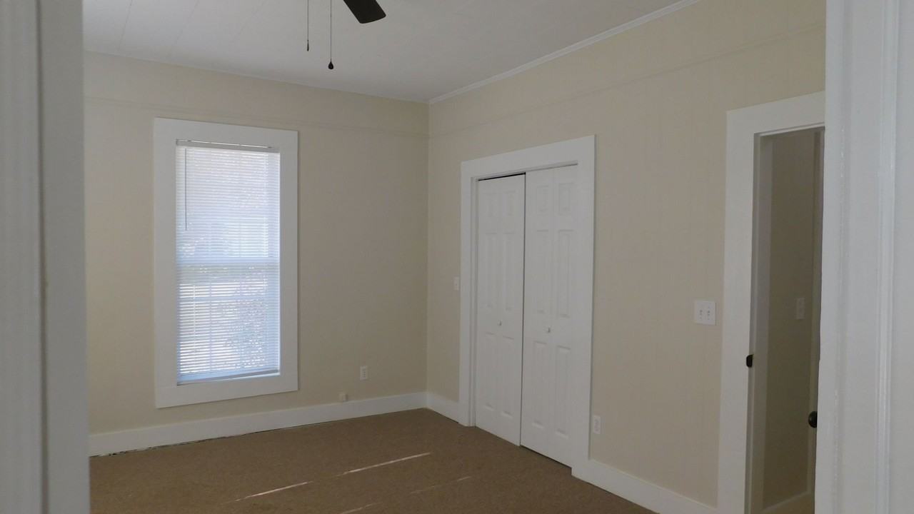 415 E Mckinnon St - Photo 6 of 9